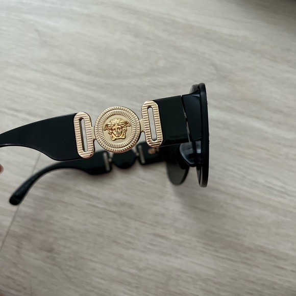 Versace sunglasses - Picture 3 of 4